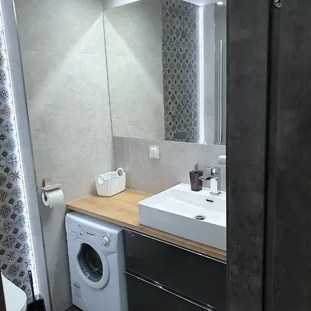 Private Apartment, Aircondition, Hd Tv Pl & De, Wifi, Garage, Fully Equipped, Near * 코워브제크